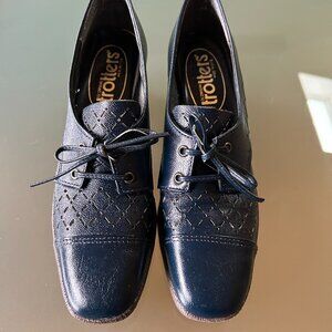 Trotters Maine CEMA - navy heels lace up shoes - 6AAAA